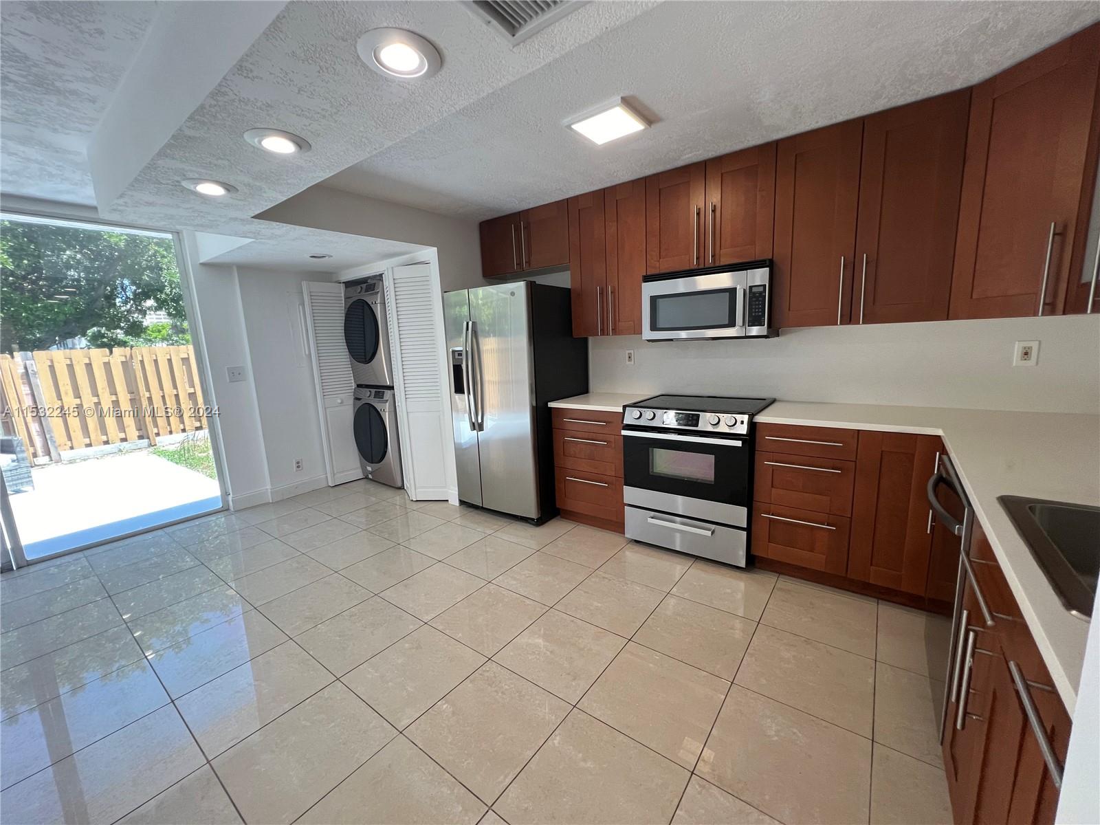 TOWNHOUSES OF VENETIAN PA - Residential Lease