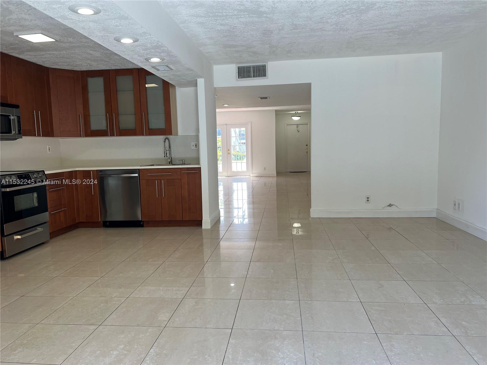 TOWNHOUSES OF VENETIAN PA - Residential Lease