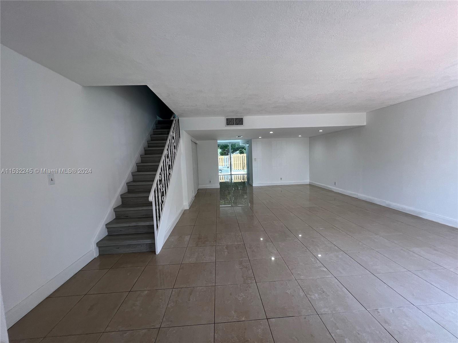TOWNHOUSES OF VENETIAN PA - Residential Lease