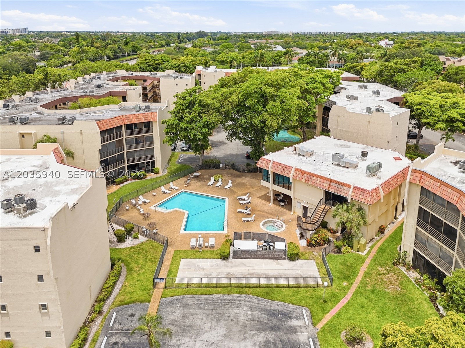 PLANTATION CLUB B CONDO - Residential