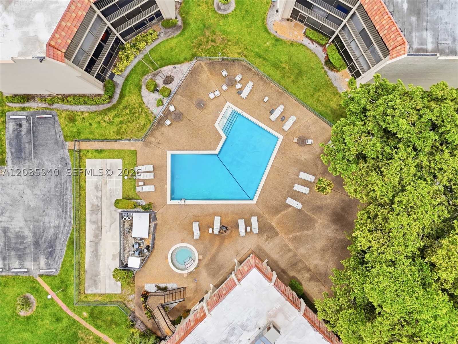 PLANTATION CLUB B CONDO - Residential