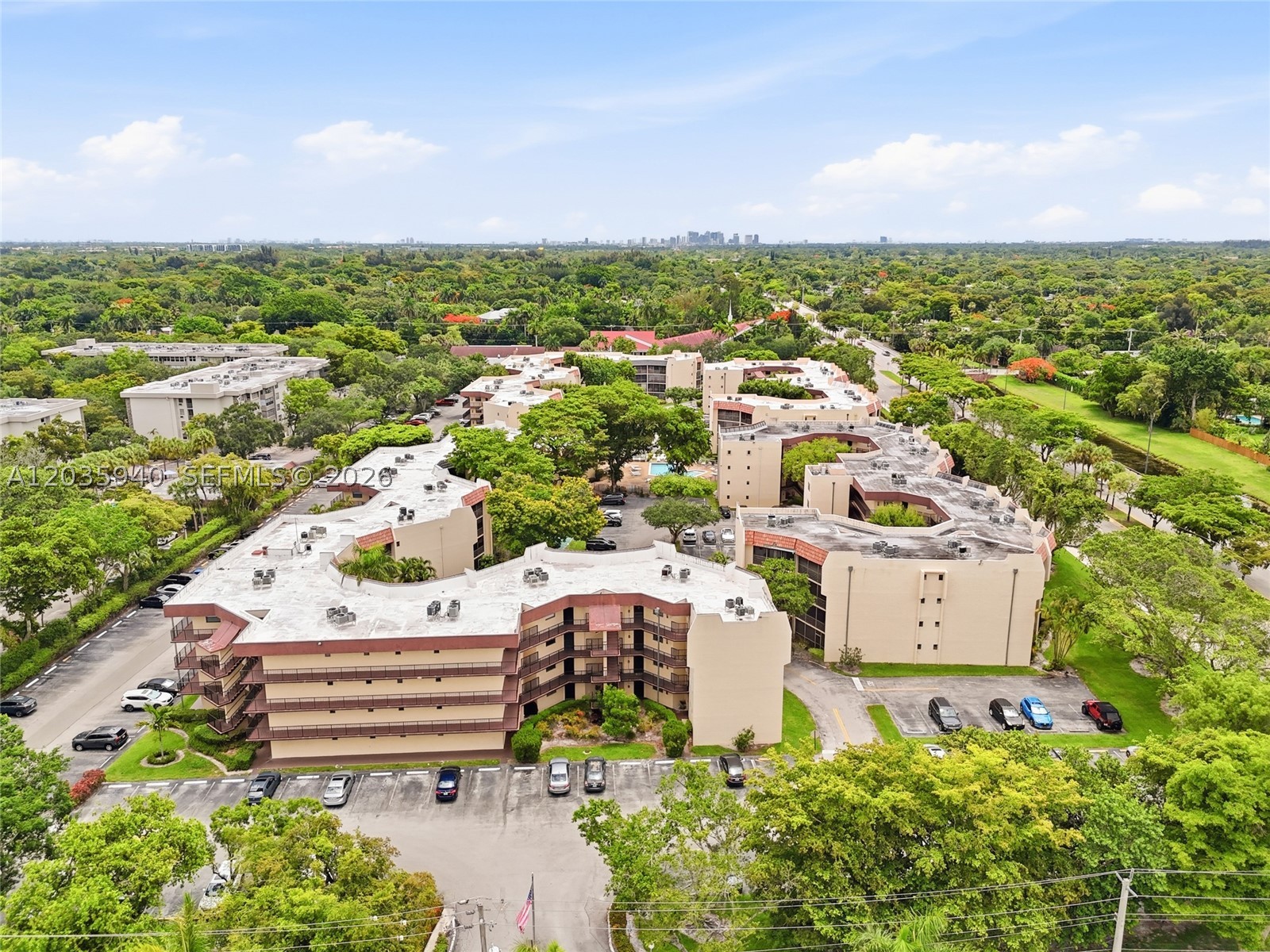 PLANTATION CLUB B CONDO - Residential