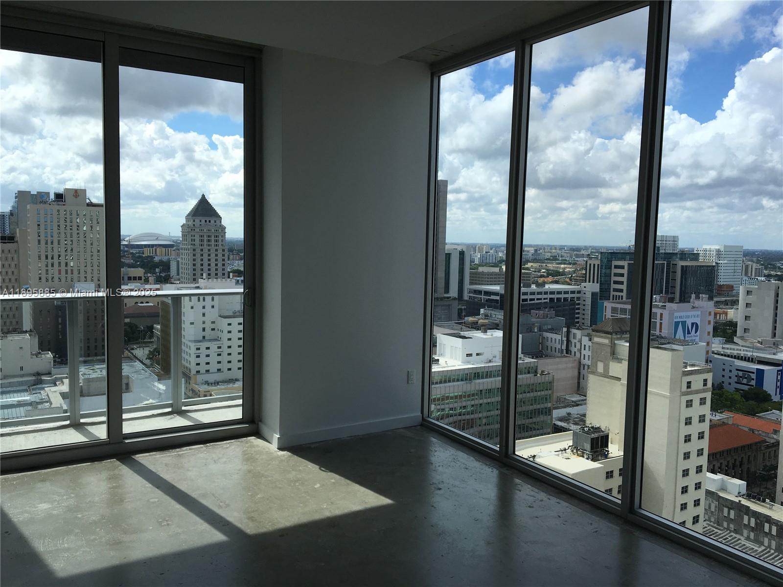GREAT CORNER UNIT A CENTRO IN THE BEST DOWNTOWN LOCATION. LOTS OF LIGHT, OPEN SKYLINE VIEW AND ALL OF THE AMENITIES OF CENTRO, INCLUDING FULLY EQUIPPED GYM AND ROOFTOP POOL AND SUNDECK. 
VACANT AND EASY TO SHOW