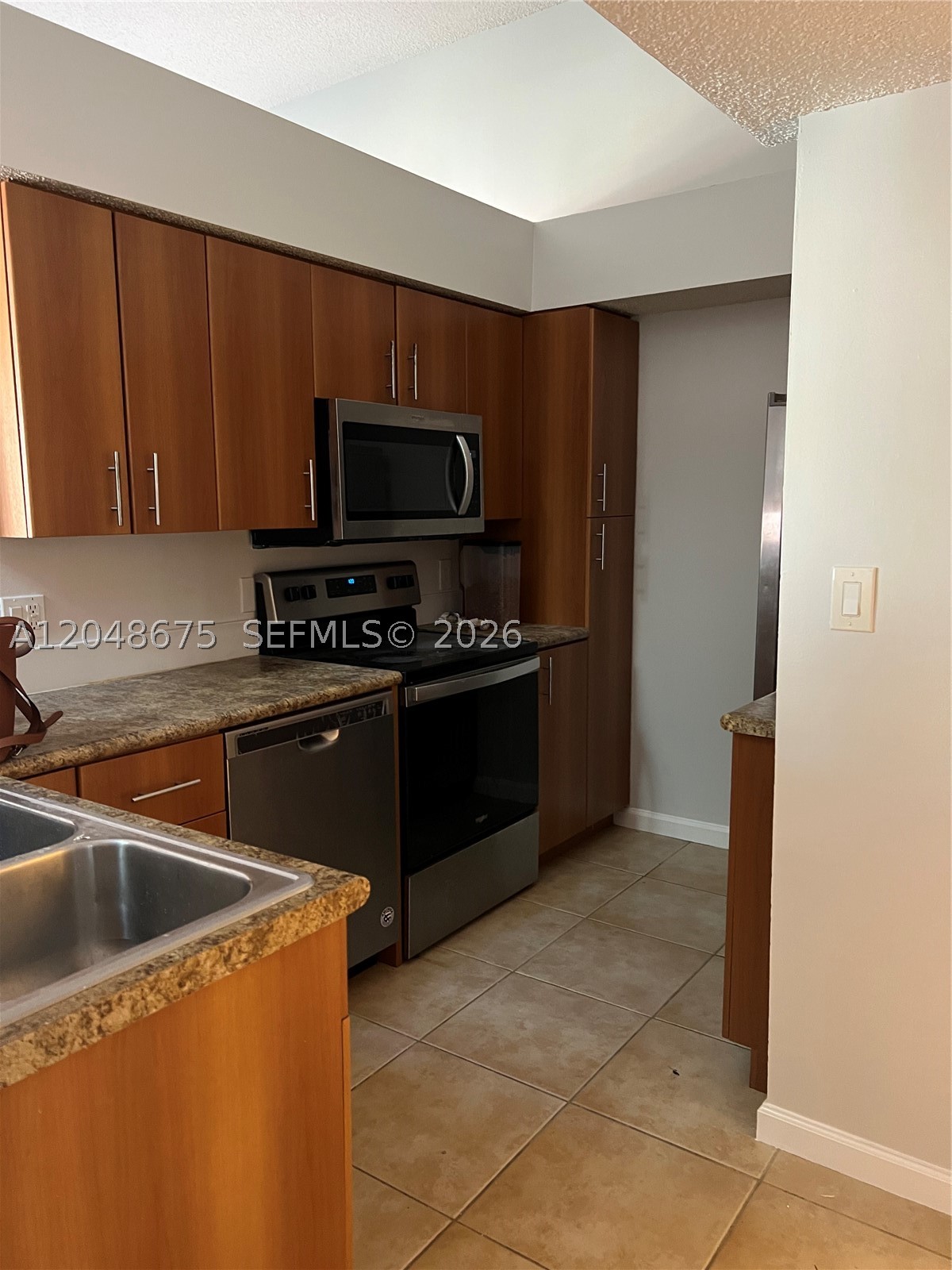Beautiful one bedroom , 1 baths condo. Washer-dryer inside the unit. kitchen with granite countertops , stainless steel appliances. Community wit a lot of amenities:
Community pool, Gym, Tennis and volleyball courts, jacuzzi, ect.
One block from I-95 , restaurants, supermarket, stores, target, Home Depot, ect. 5 minutes away from Atlantic ave and the beach.
Easy to show, tenant occupied. See showing assist.