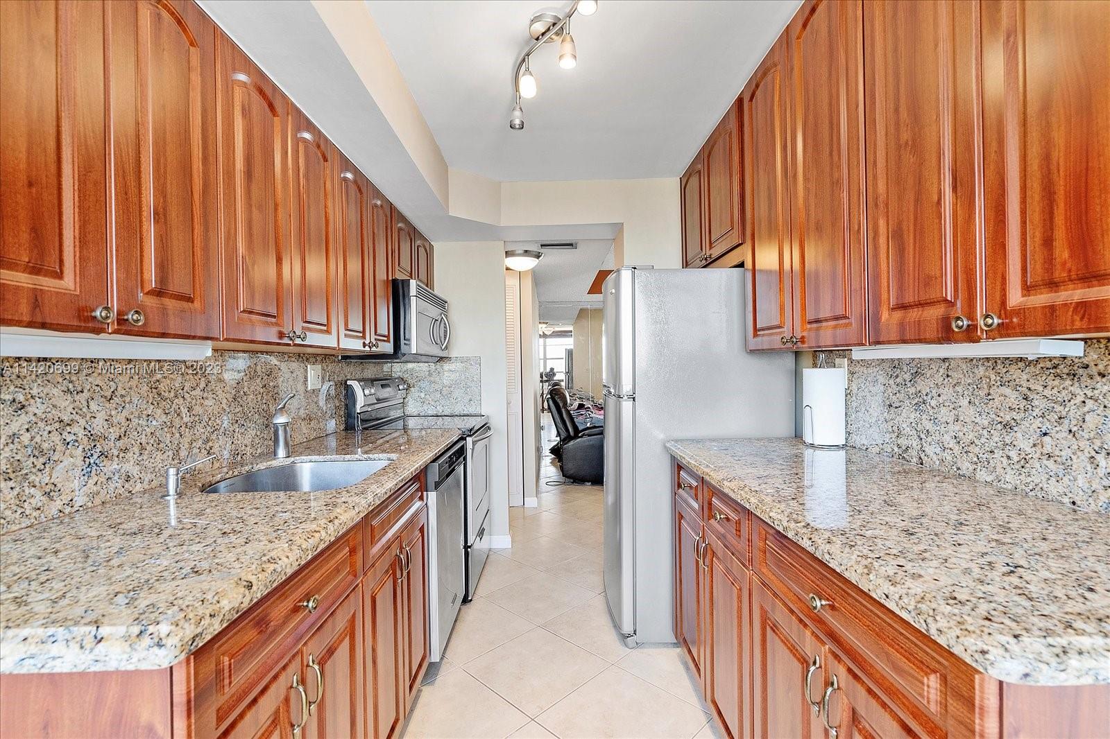 WINSTON TOWERS 400 CONDO - Residential
