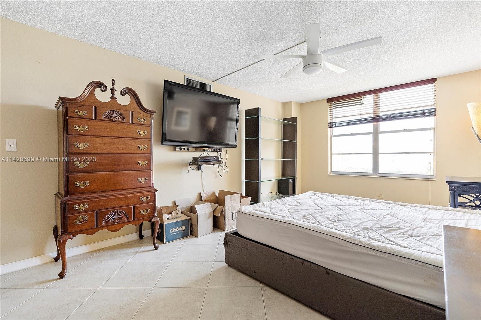 WINSTON TOWERS 400 CONDO - Residential