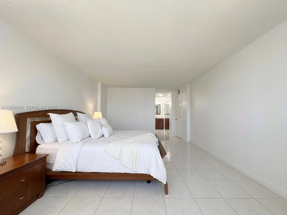HALLMARK OF HOLLYWOOD CON - Residential