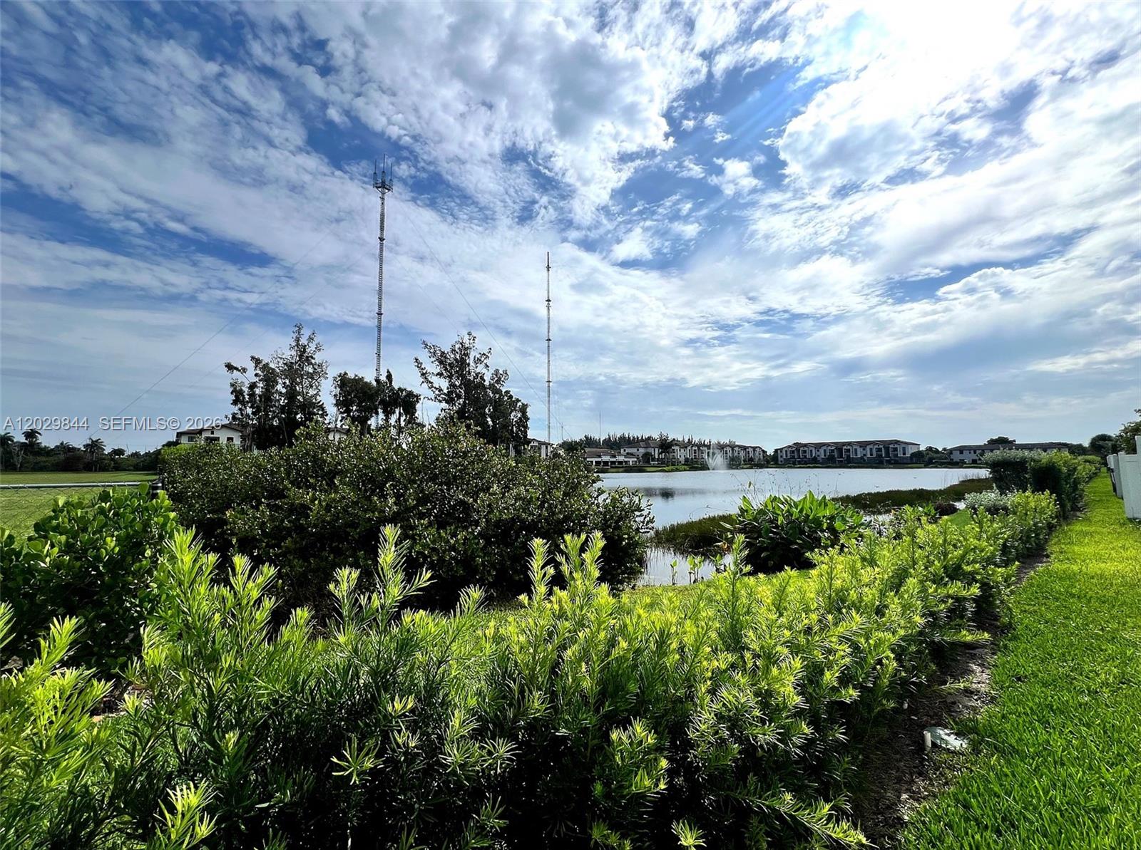 VISTA LAGO - Residential