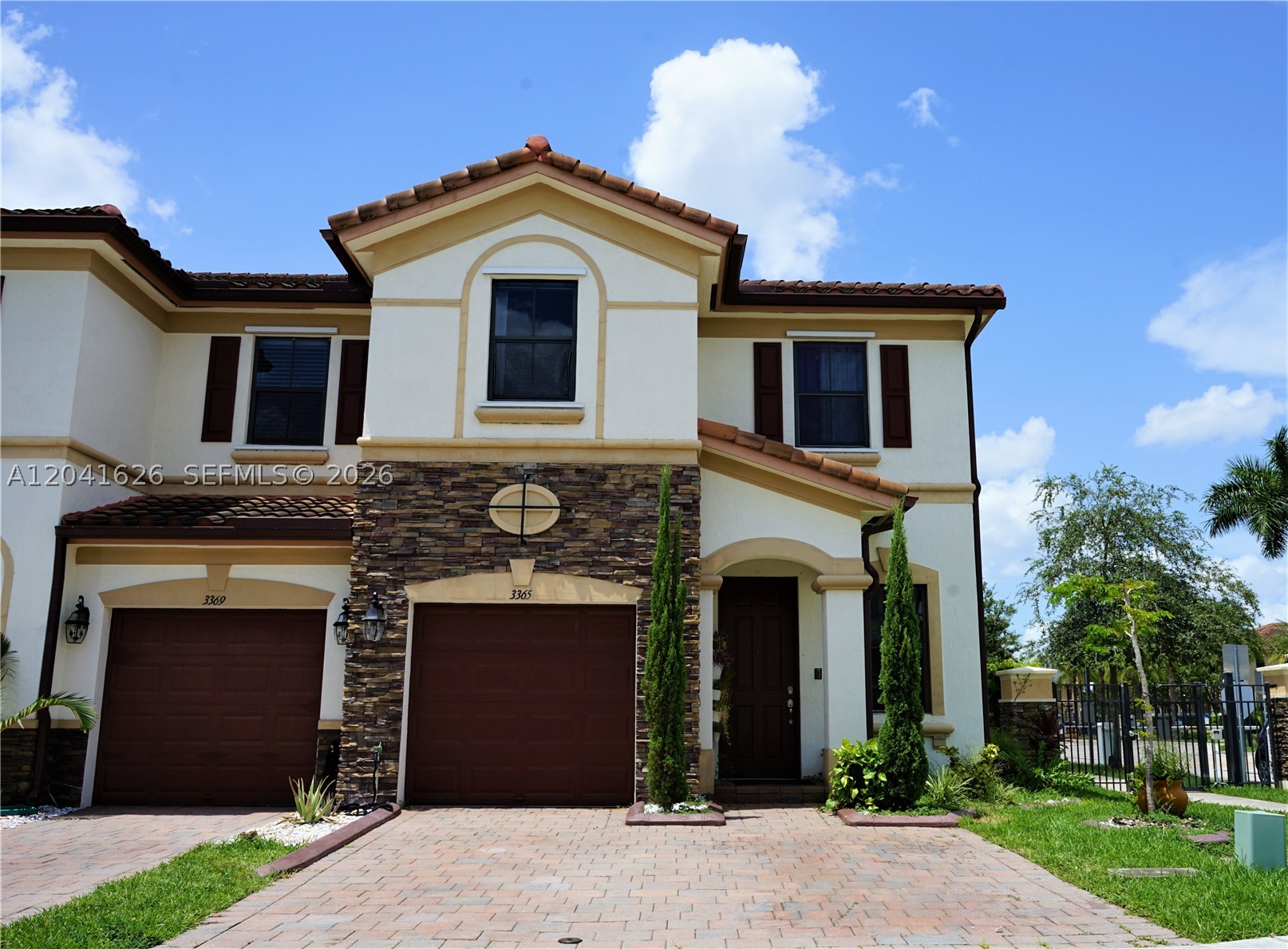 Spacious corner th for rent in the highly desirable Aragon community. It has four (4) bedrooms, 2 and a half bathrooms, remodeled kitchen with quartz countertop, office area, patio with a floor and gazebo installed for family enjoyment, two (2) parking spaces, solar panels. Close to schools, libraries and large shopping centers, easy access to the main road arteries.