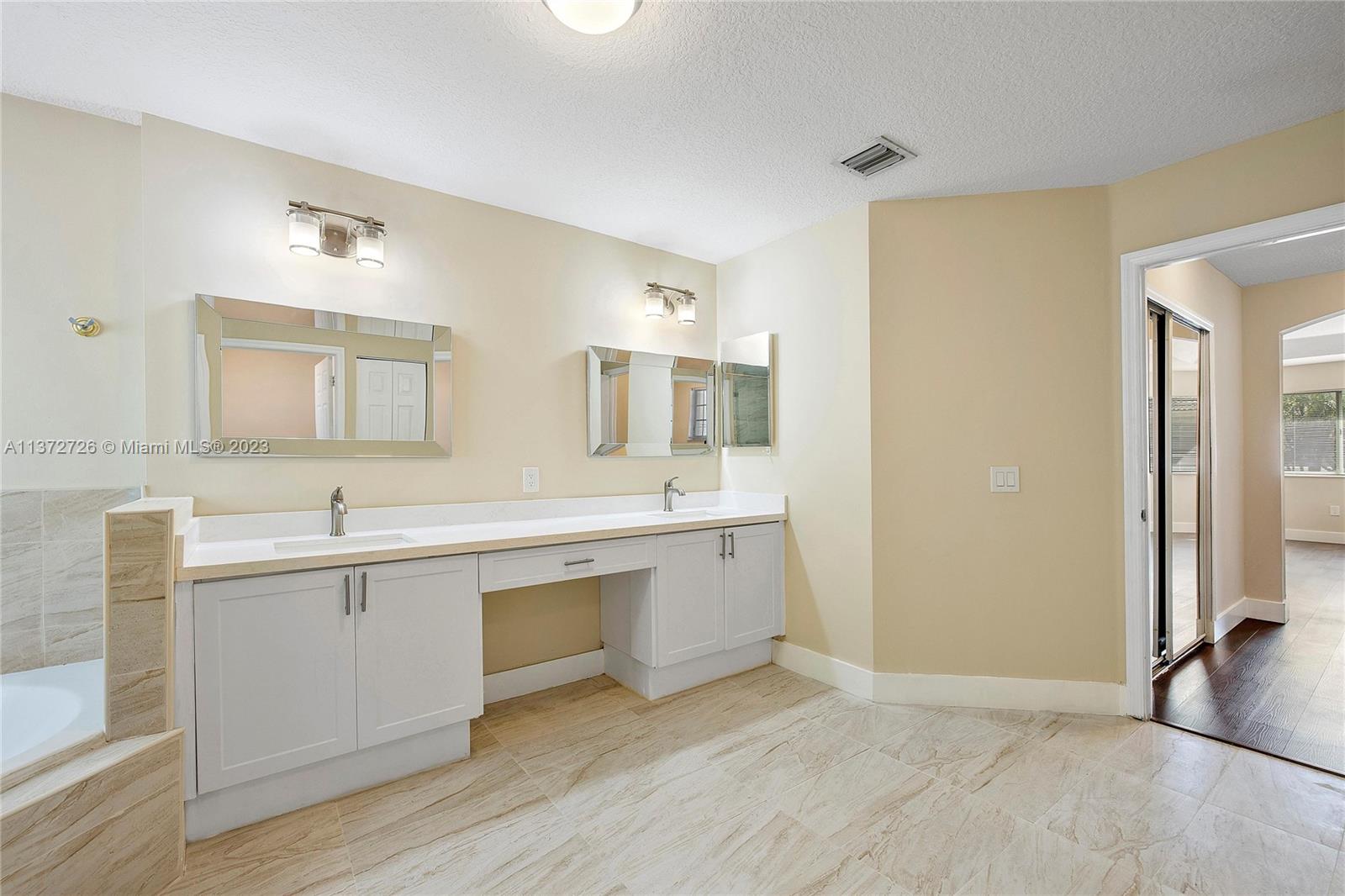 DORAL ISLES MARTINIQUE - Residential