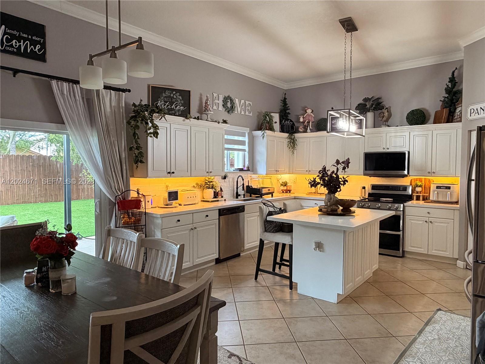 FLORIDIAN BAY ESTATES - Residential Lease