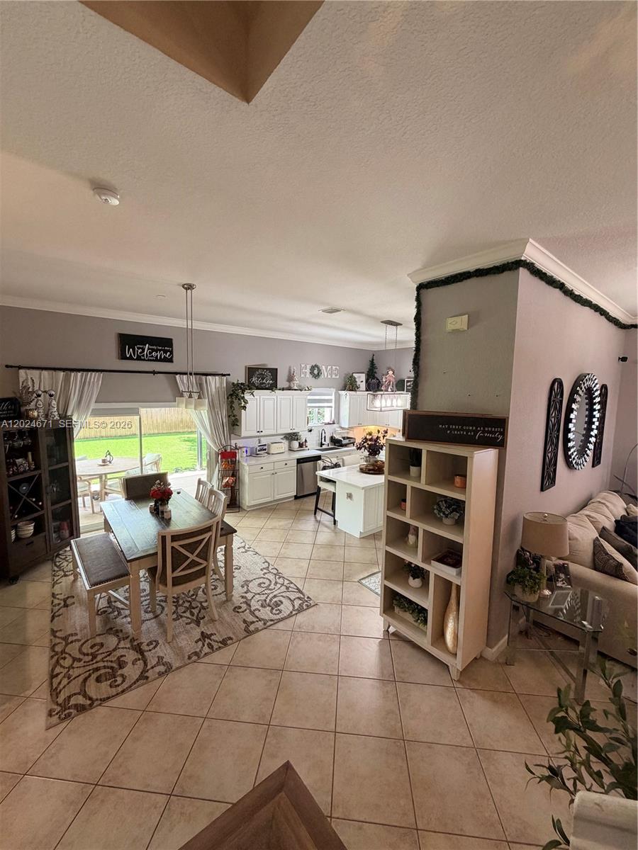 FLORIDIAN BAY ESTATES - Residential Lease