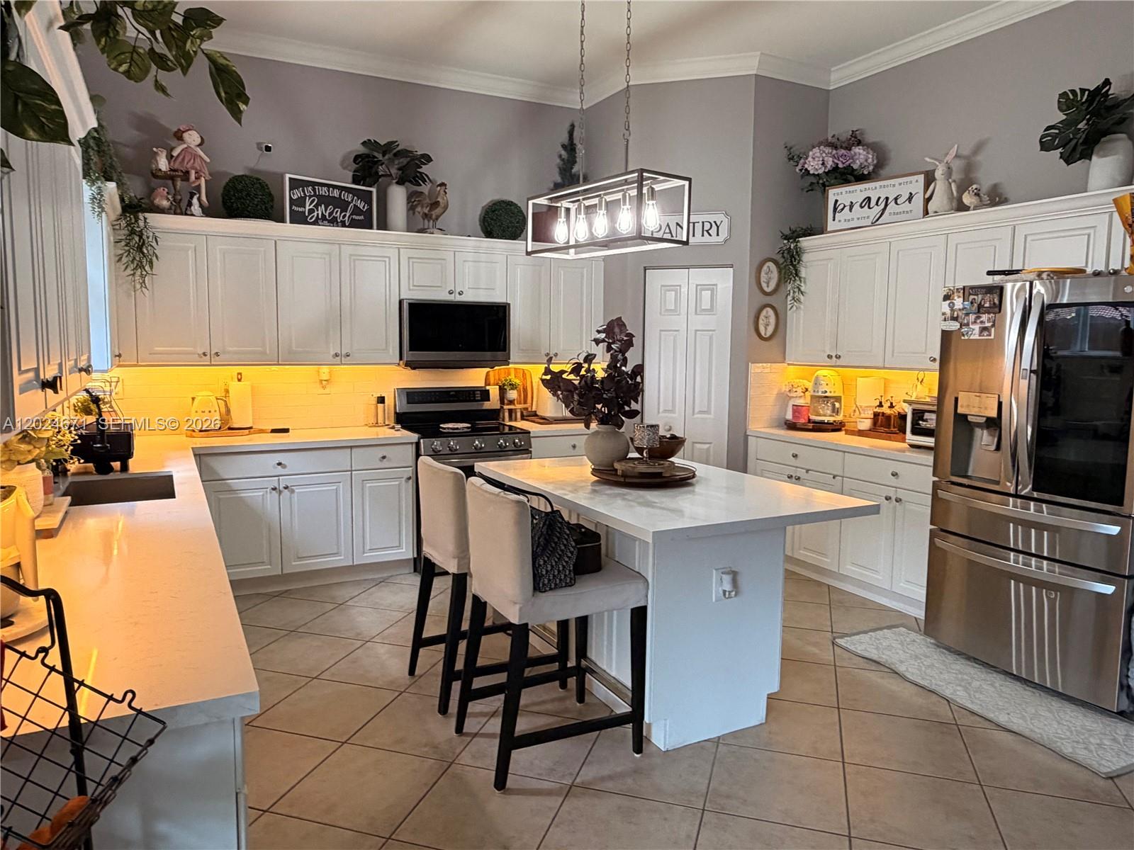 FLORIDIAN BAY ESTATES - Residential Lease