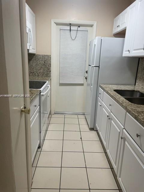 Beautiful and Spacious 1 Bedroom & 1 Bathroom Condo at Hallandale Beach. Updated Kitchen with Granite counter tops. Near to best restaurants and just minutes to the Beach. Mininum 650 Credit Score. Must See!