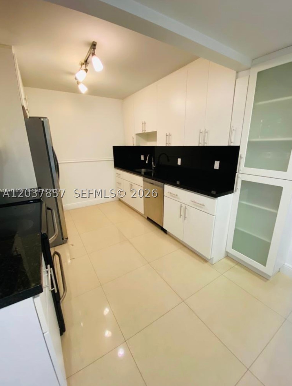 COMMODORE CLUB WEST CONDO - Residential Lease