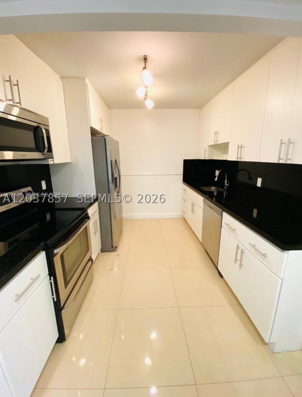 COMMODORE CLUB WEST CONDO - Residential Lease