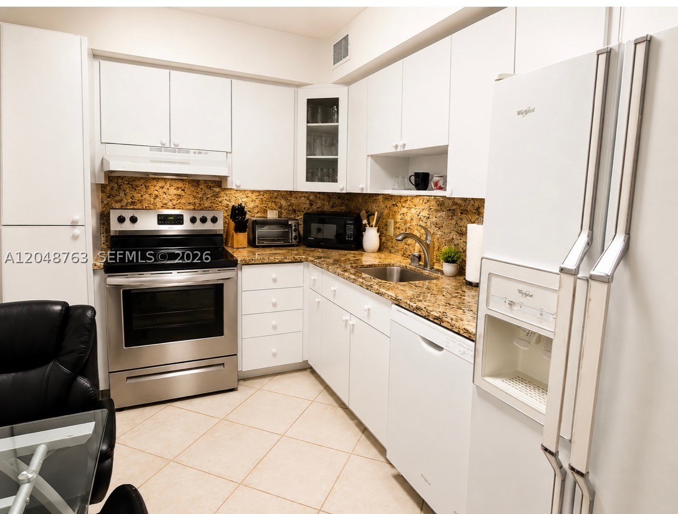 Beautiful furnished one bedroom one and a half bath in Hemispheres with Ocean View. Building has five star amenities, two pools, two Restaurants, tennis courts, two gyms,  convenience store, hair salon and much more.