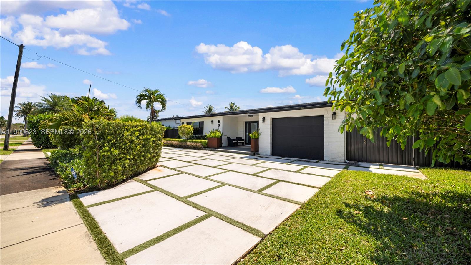 HOLLYWOOD HILLS - Residential