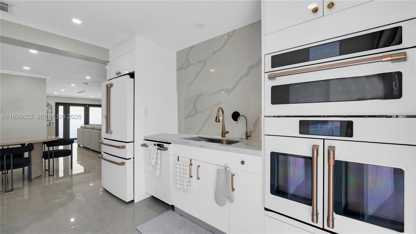 HOLLYWOOD HILLS - Residential