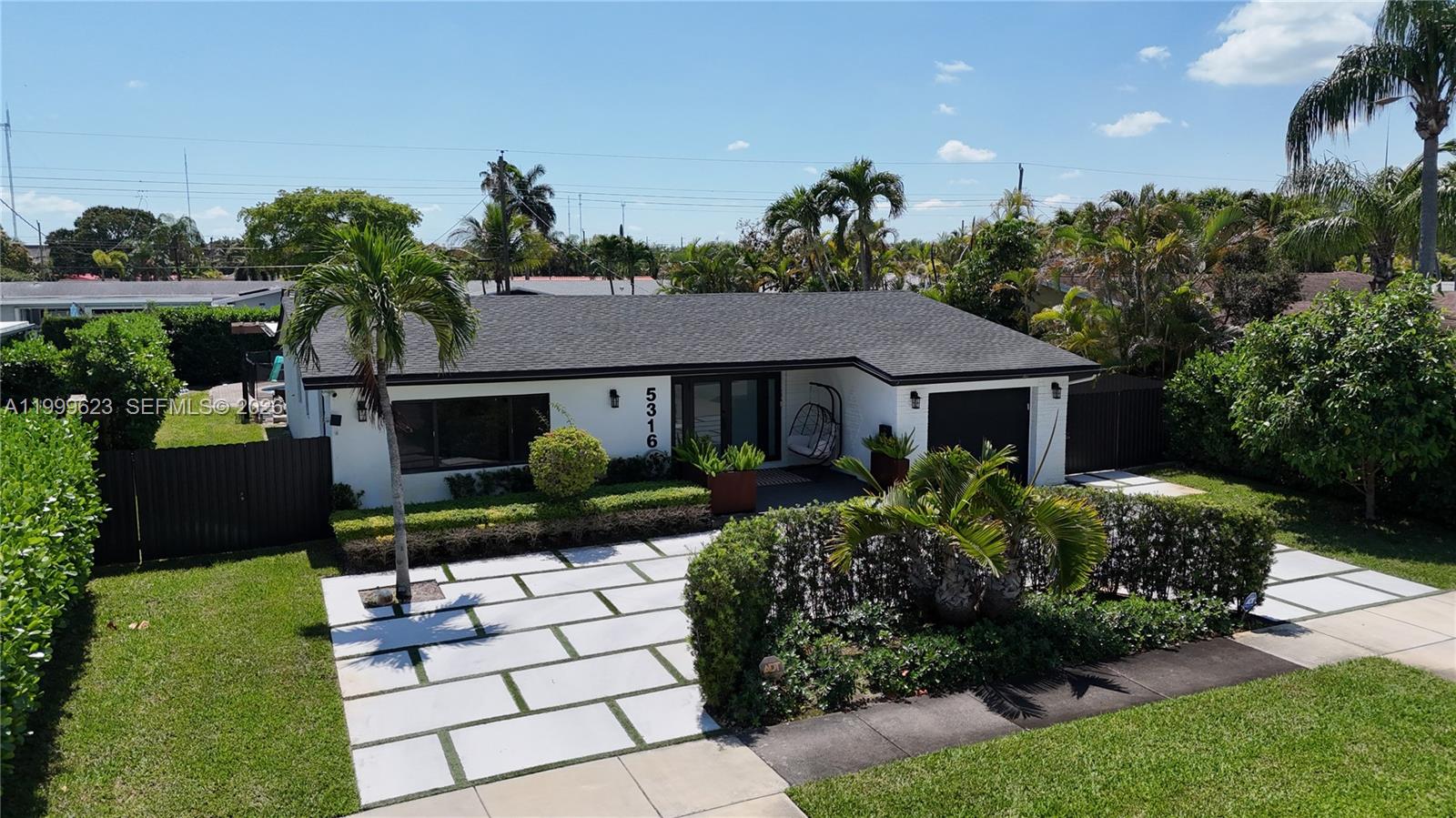 HOLLYWOOD HILLS - Residential