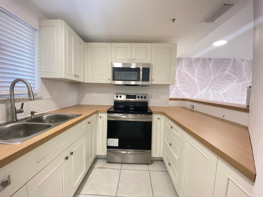 LAWRENCE ESTATE LAND CO - Residential Lease
