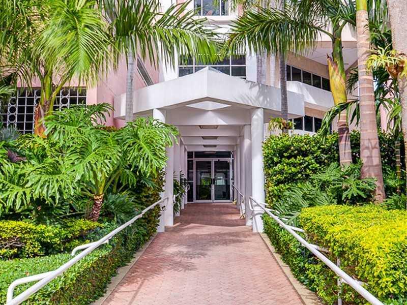 South Beach Best Kept Secret - Bayview Plaza! Never Available! Bedroom features Italian marble, modern kitchen; newer gym, pool, parking, ultra service key fob system + parking too. Immaculate & Ready to go!