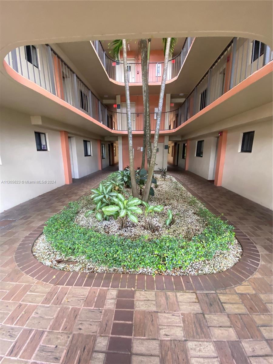 HORIZONS WEST CONDO #10 - Residential