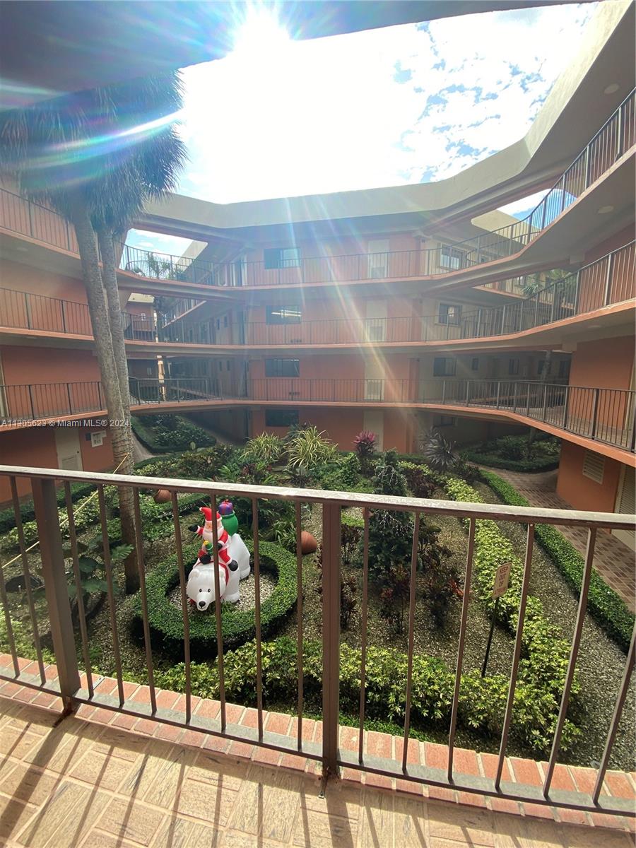 HORIZONS WEST CONDO #10 - Residential