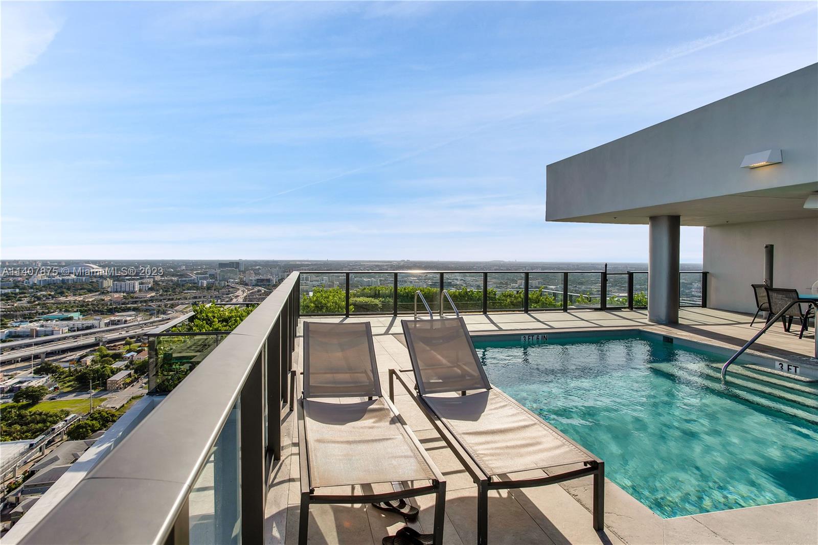 CANVAS CONDO - Residential