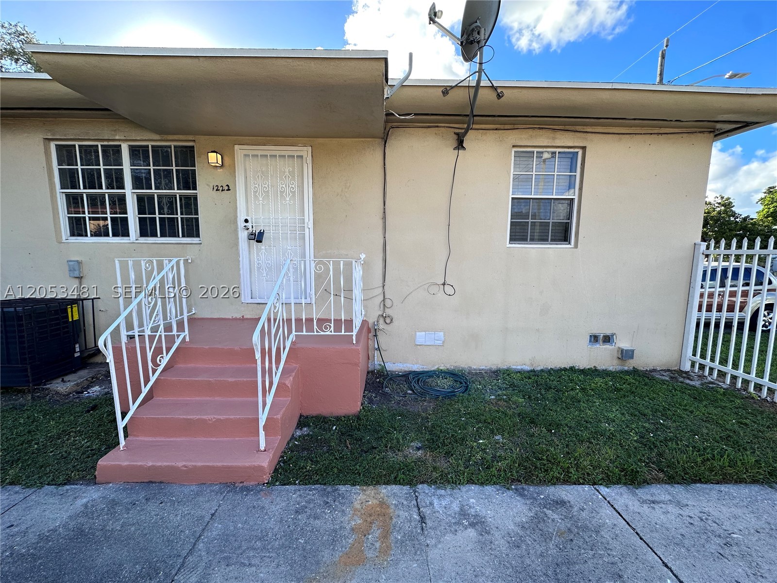 2 Bedrooms, 1 Bathroom, Remodeled Unit with Central A/C Located in a Duplex. Fenced In Yard And Plenty Of Parking