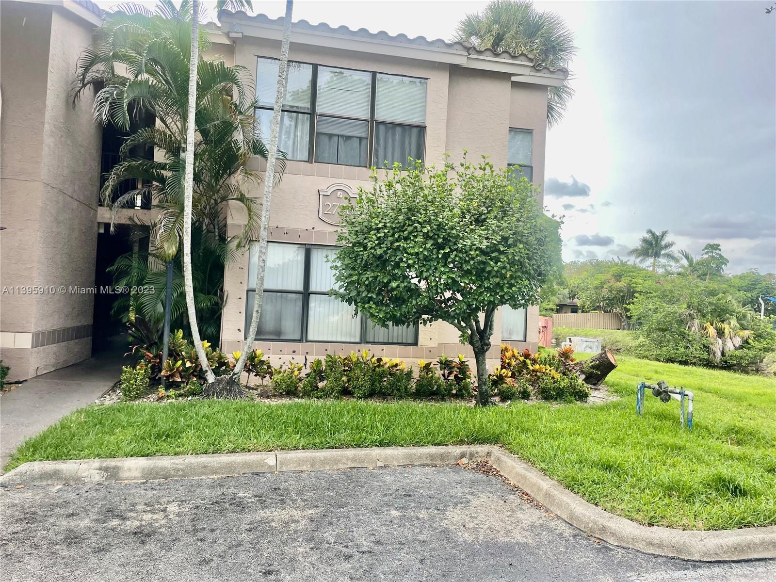 Cute une bedroom unit with washer and dryer inside.
Wood floors, remodeled kitchen and bathroom with granite countertops. Unit is furnished. Excellent location across from NOVA University and near all colleges. Central location off university drive.
Available June 1st, 2023.