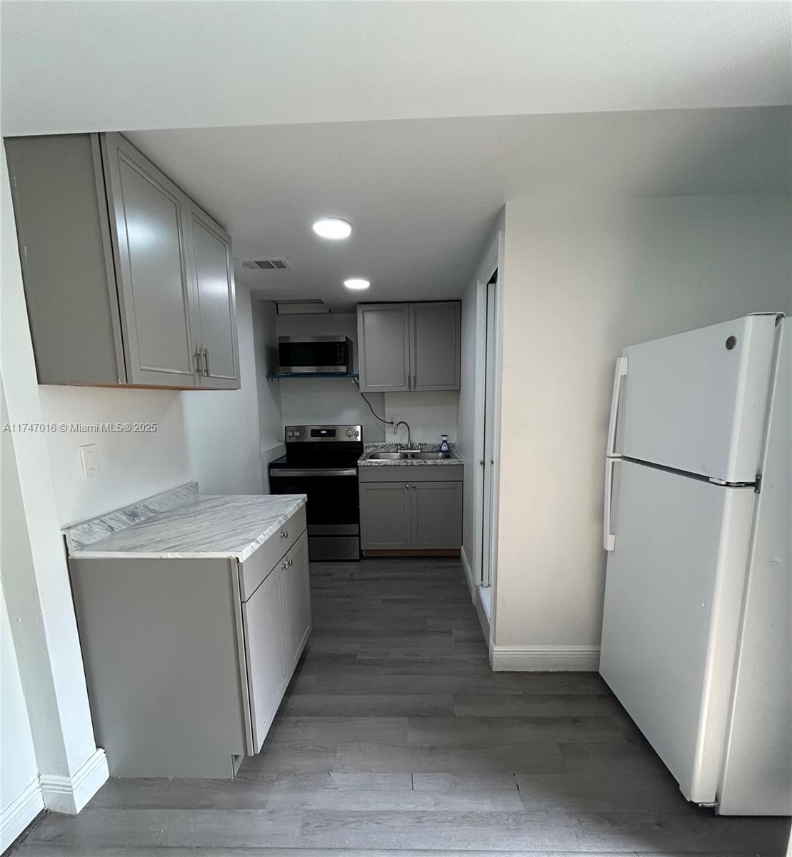 COUNTRY CLUB ESTATES SEC - Residential Lease