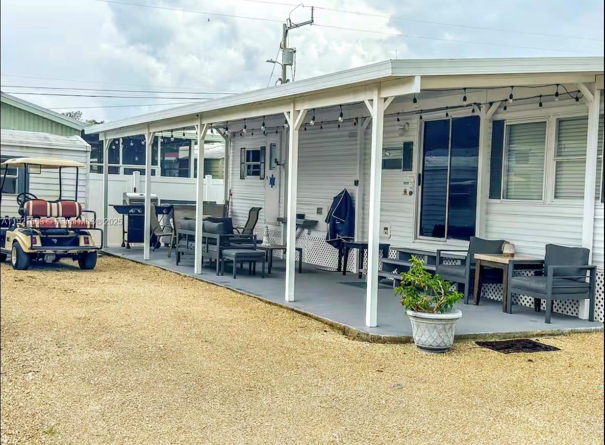 2 bedroom 1 bath Florida Keys living with a short drive to the city.  Calusa outdoor amenities include marina/boat ramp, temporary dockage, boat storage, 24-hour security, tennis/pickleball, basketball court, playground, onsite laundry, pool and recreational hall. With weekend get-a-way and or a short-term rental property communities in the Florida Keys ALL information to be verified with owner.