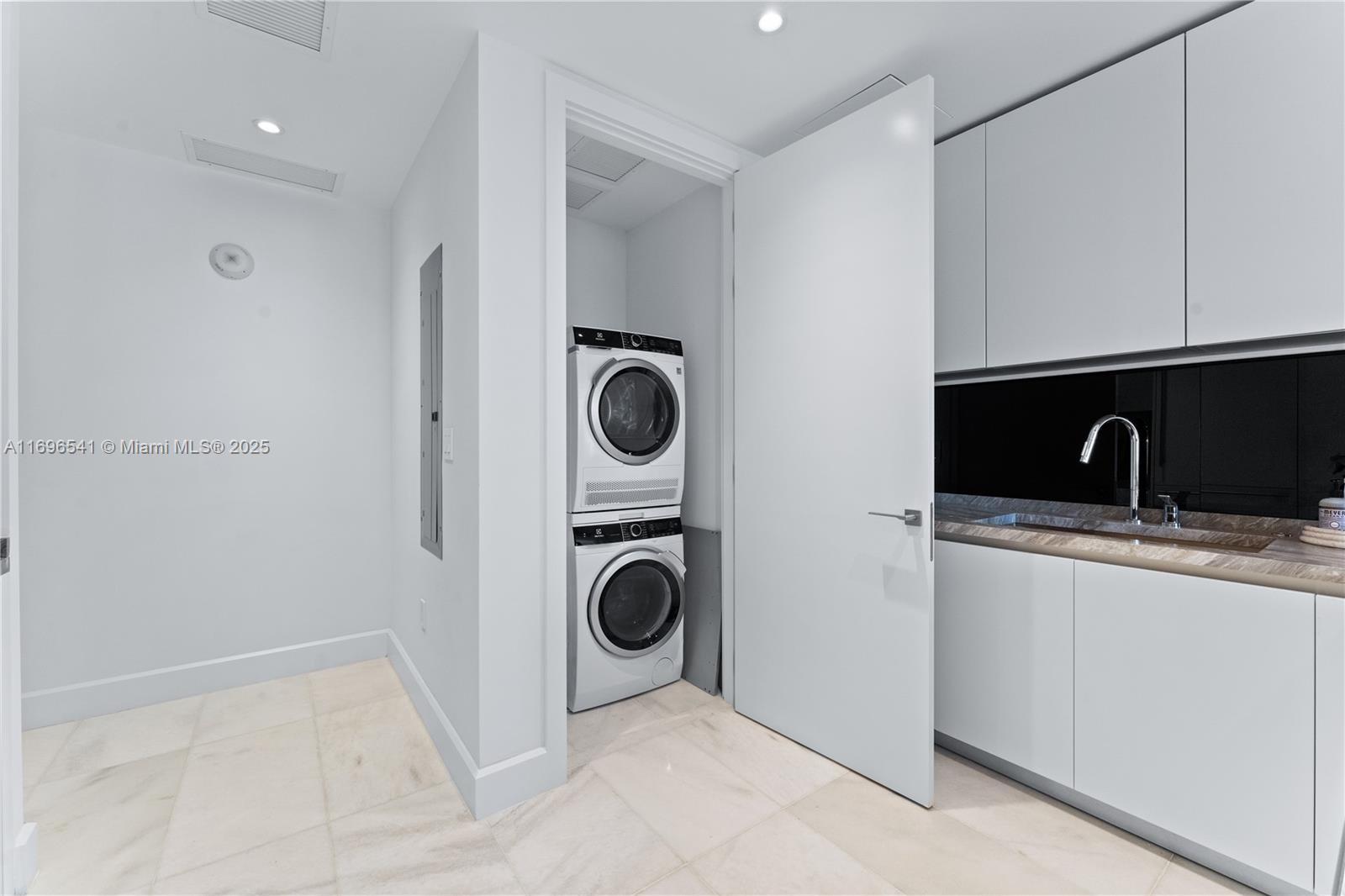 ESCOTTONIA PARK - Residential Lease