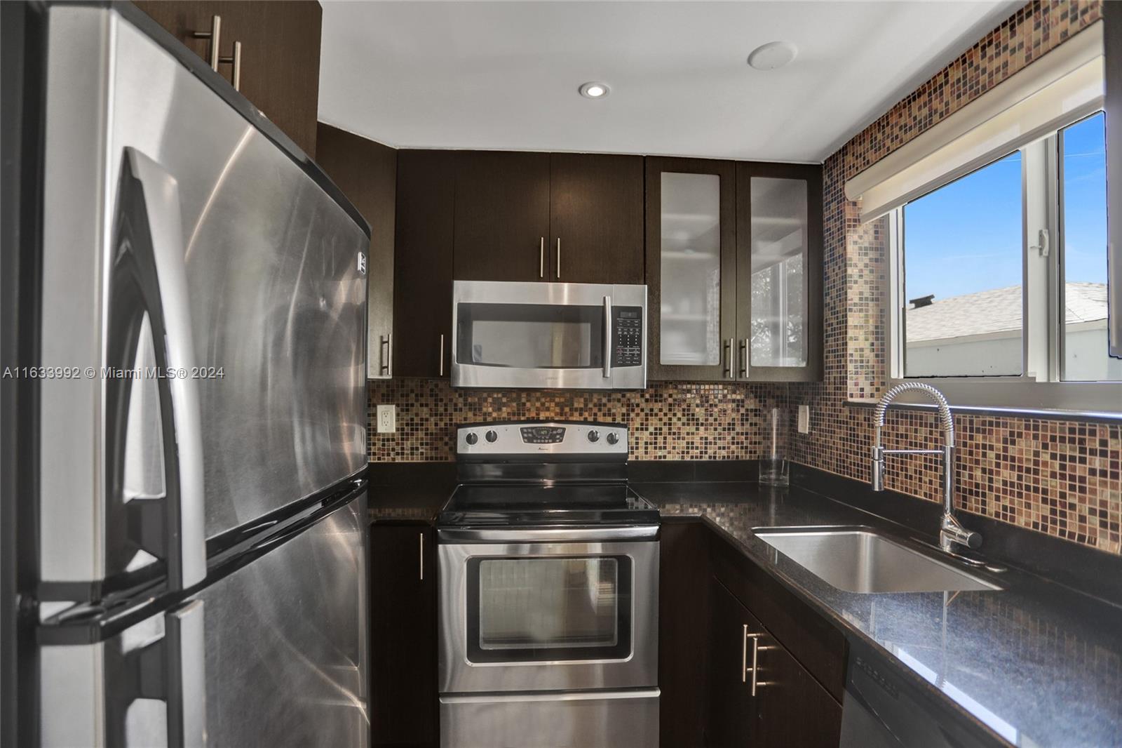 RONNY CONDO - Residential