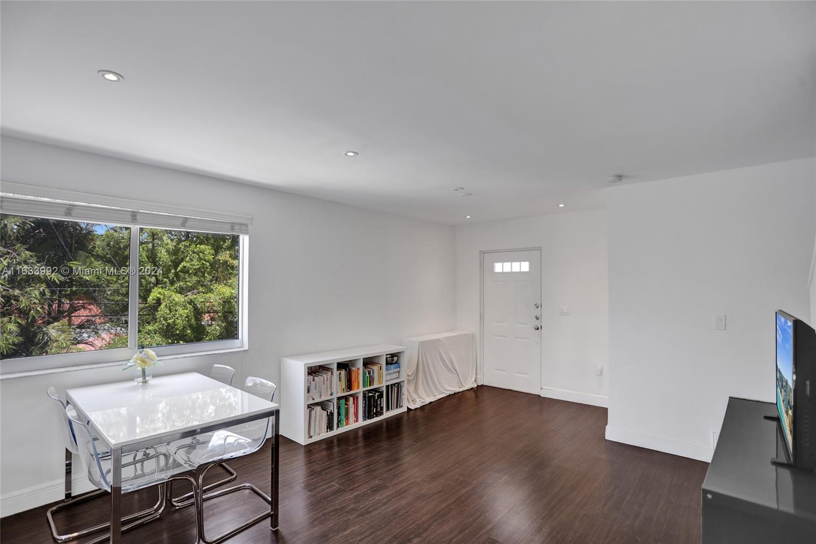 RONNY CONDO - Residential