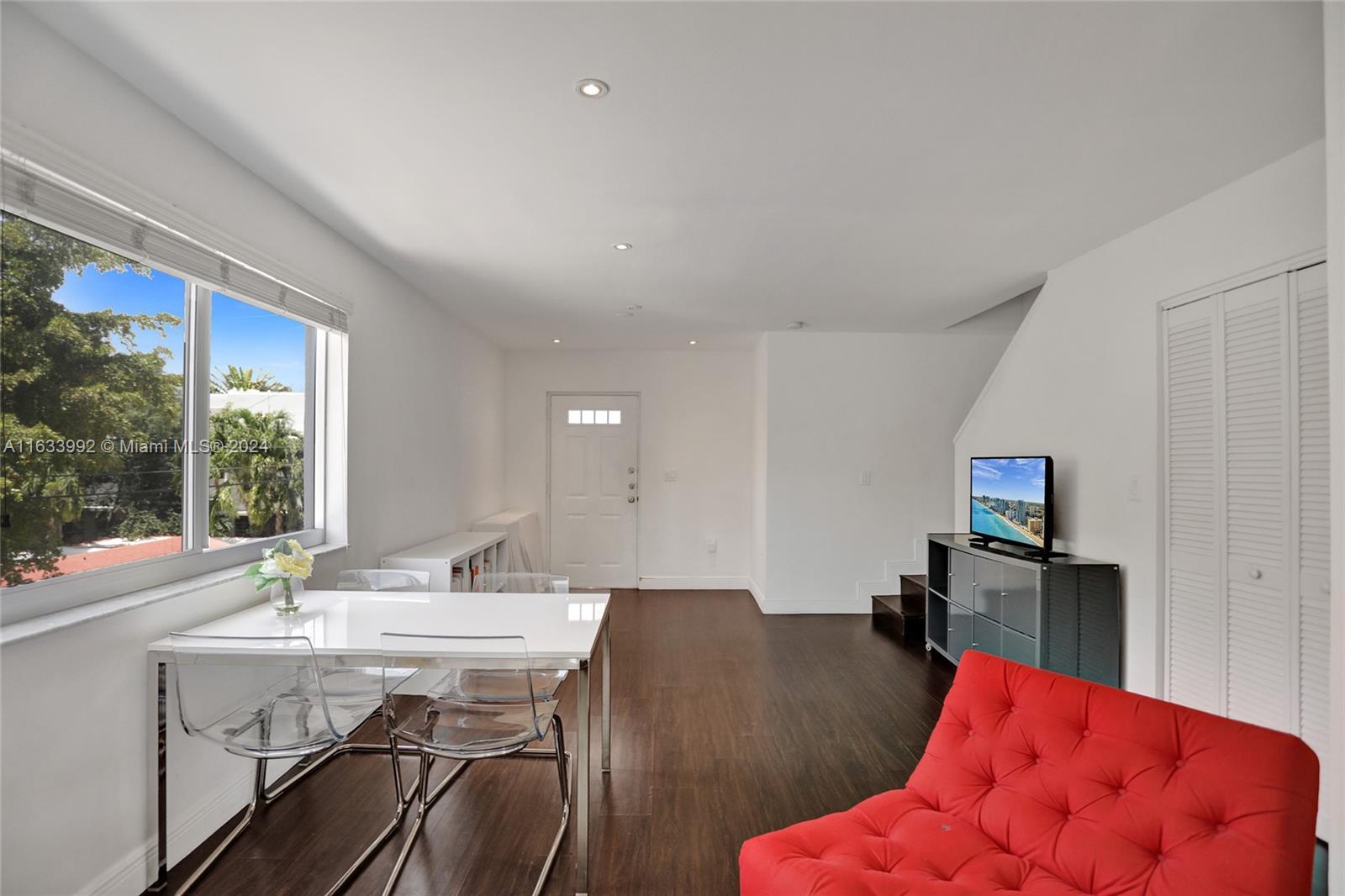 RONNY CONDO - Residential