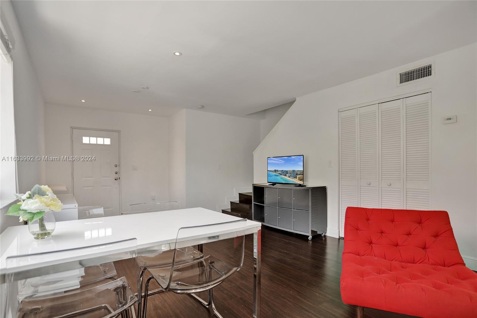 RONNY CONDO - Residential