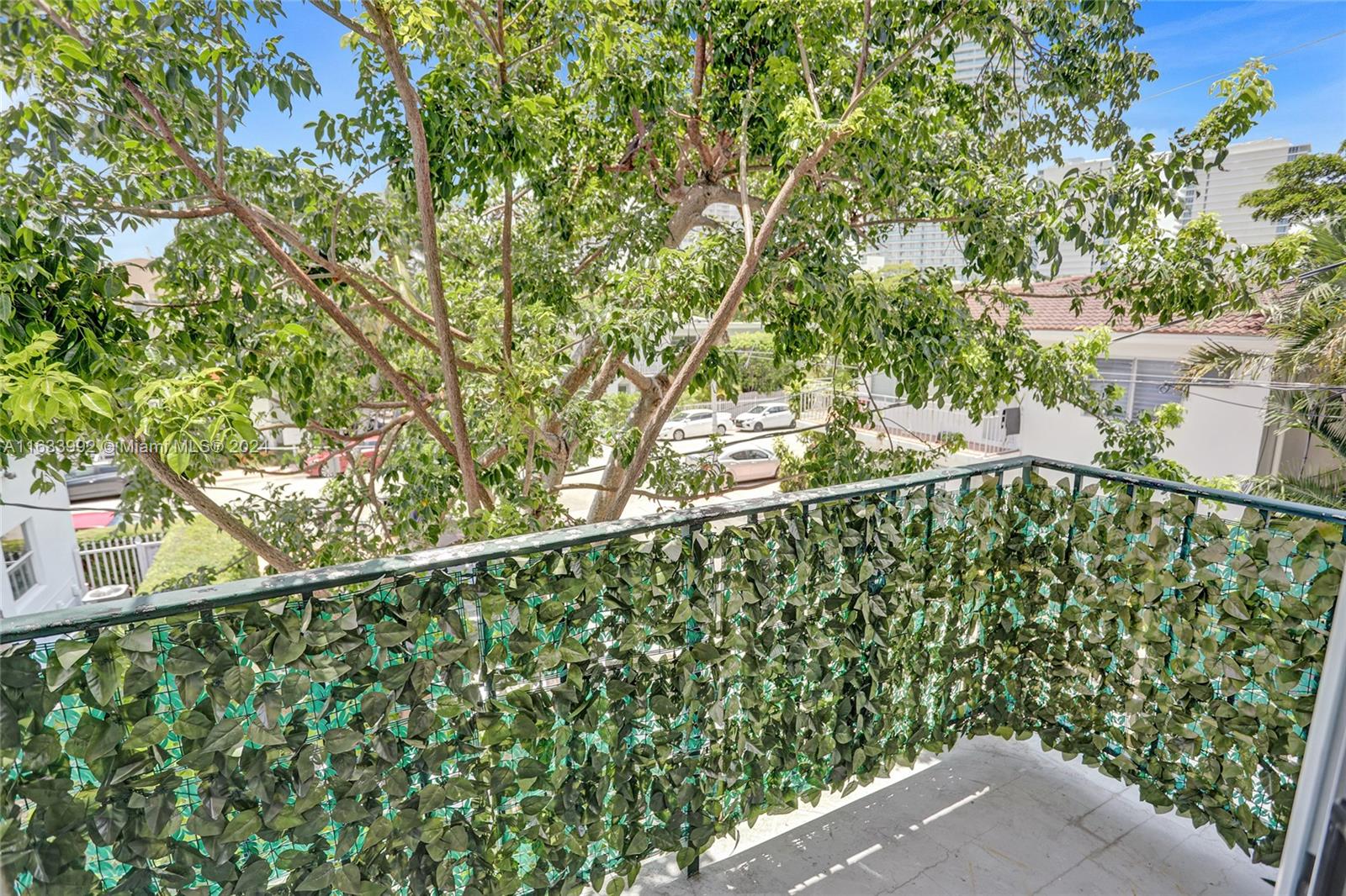 RONNY CONDO - Residential