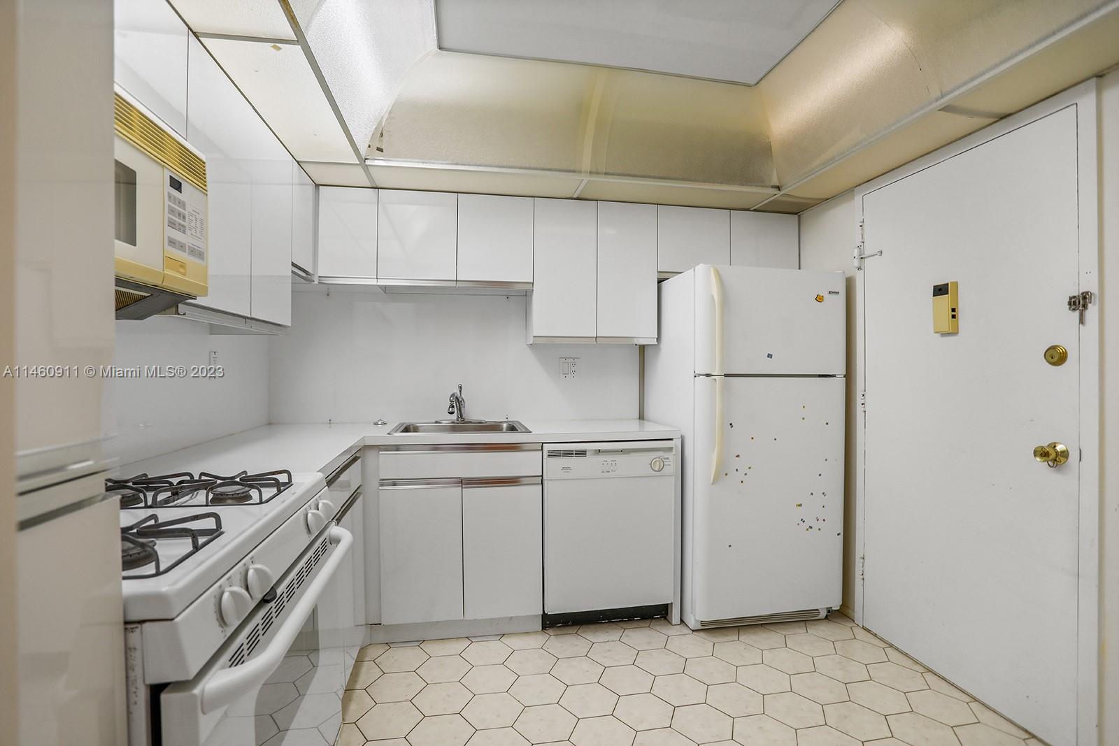 PARKER PLAZA ESTATES COND - Residential Lease