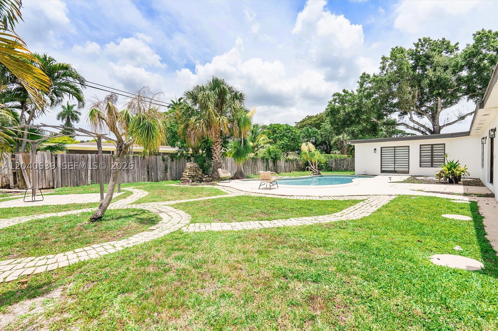 PLANTATION GARDENS 2ND SE - Residential