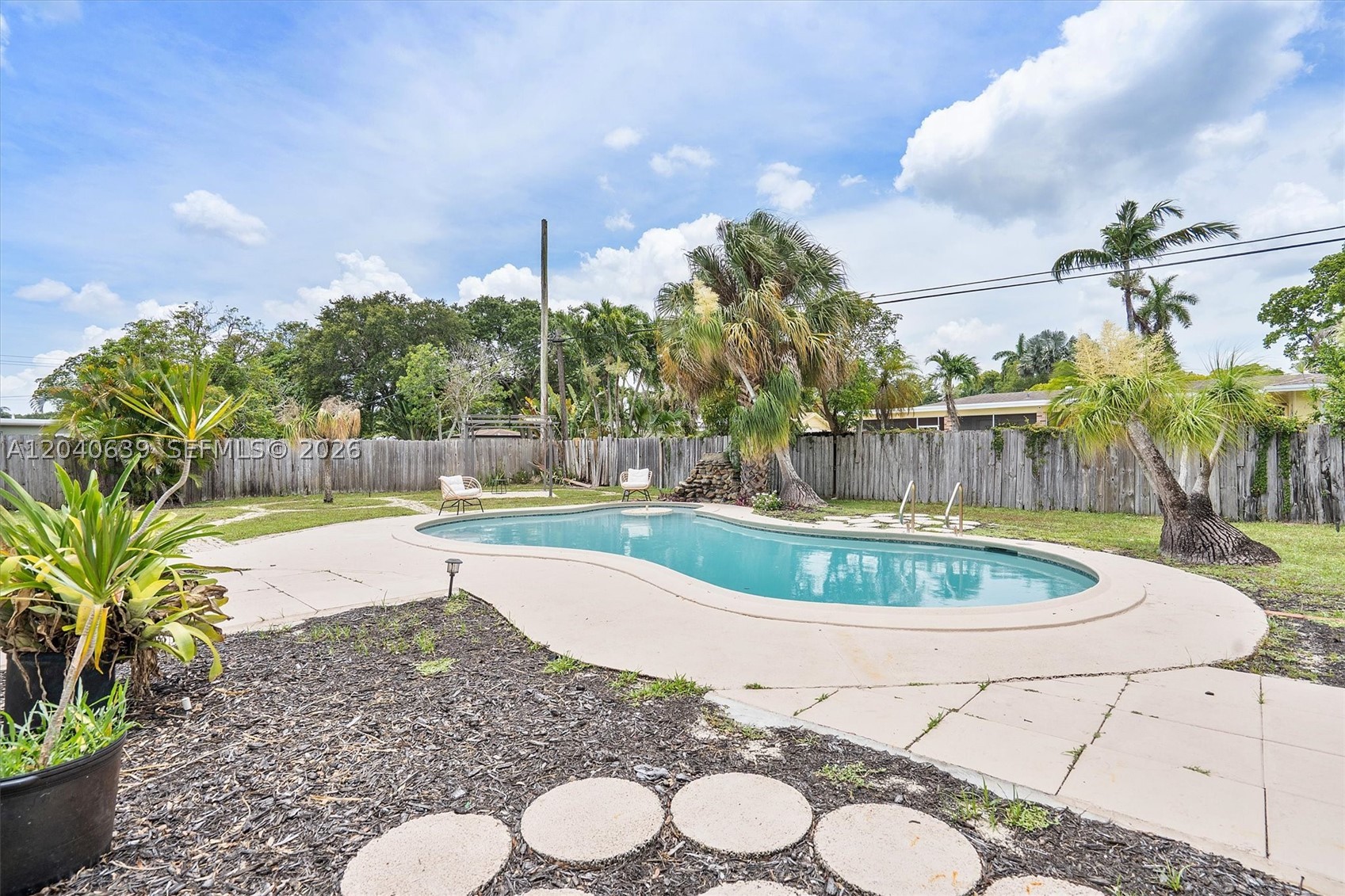 PLANTATION GARDENS 2ND SE - Residential