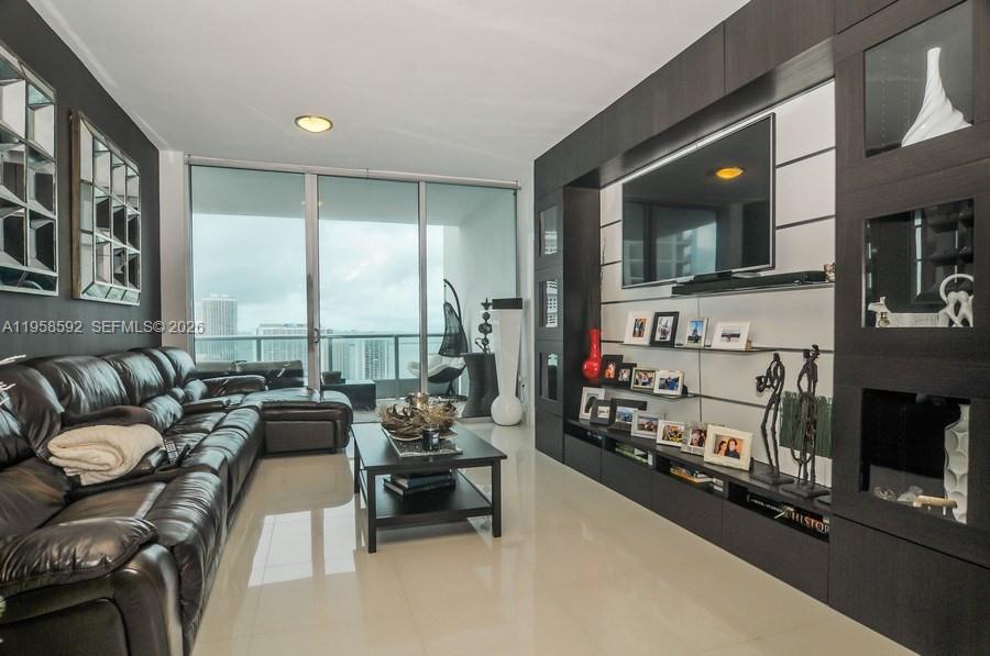 900 Biscayne - Residential Lease