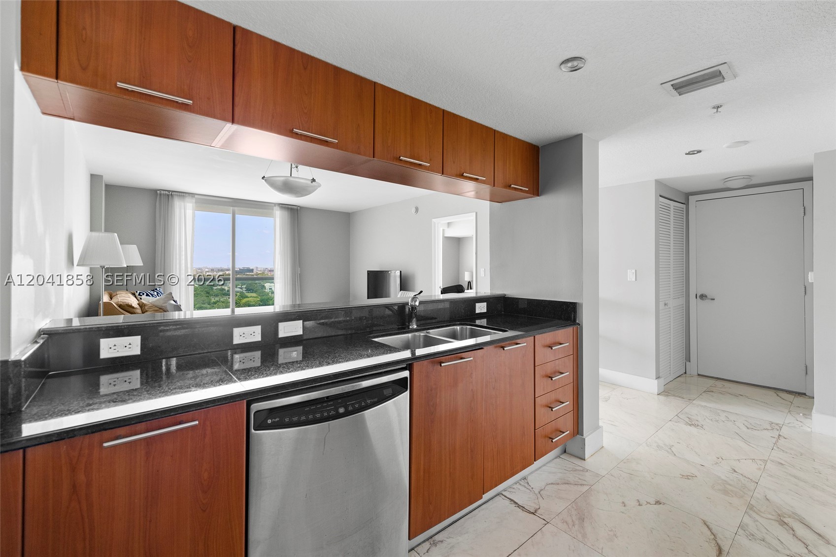 1800 CLUB CONDO - Residential Lease