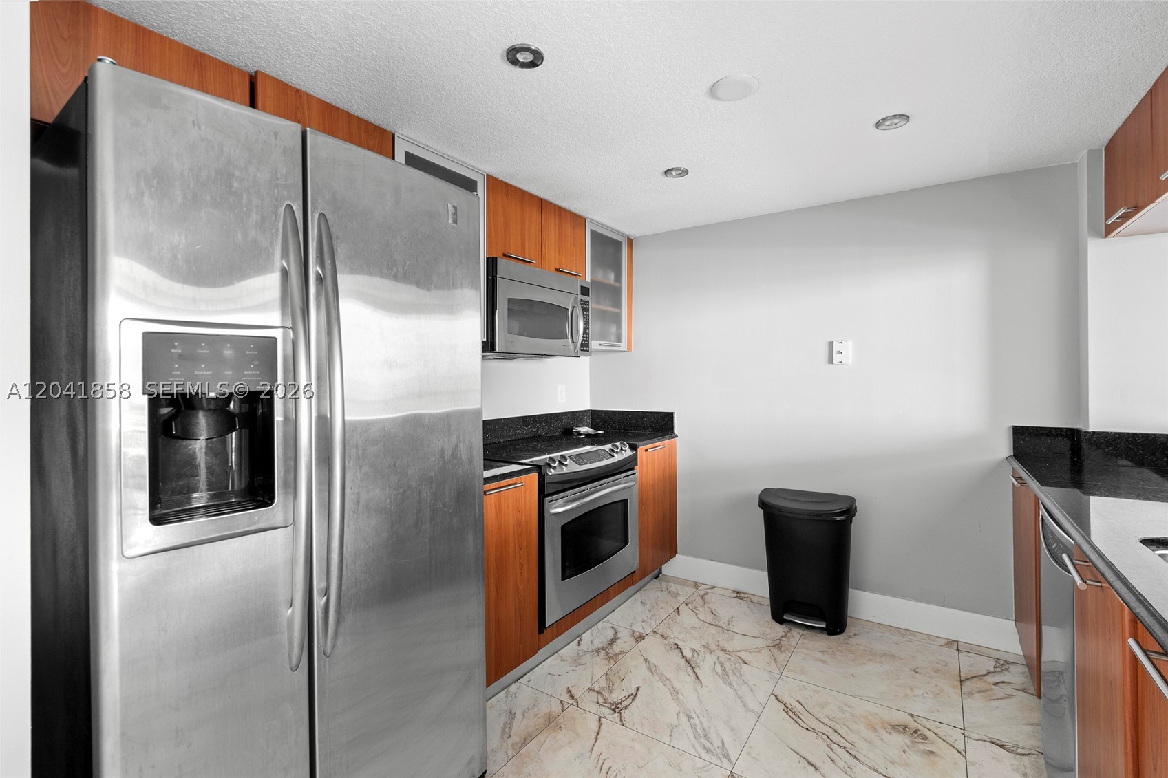1800 CLUB CONDO - Residential Lease