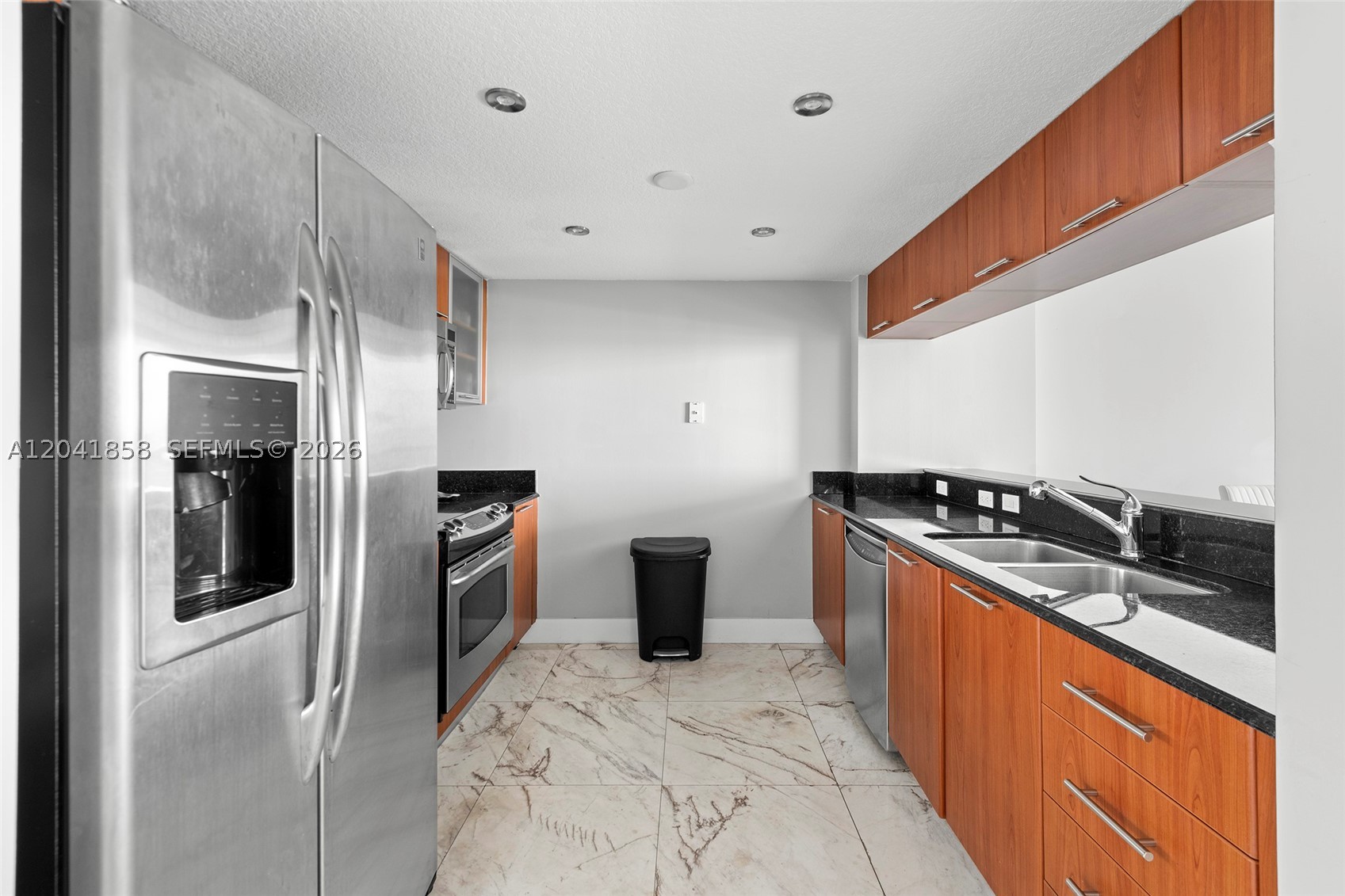 1800 CLUB CONDO - Residential Lease