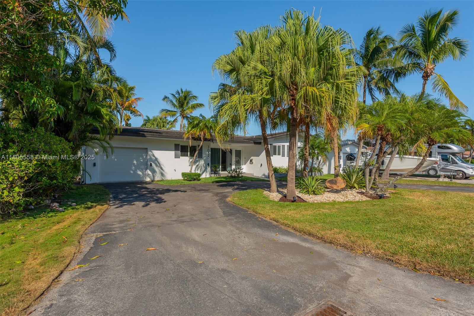 HOLLYWOOD LAKES SECTION - Residential