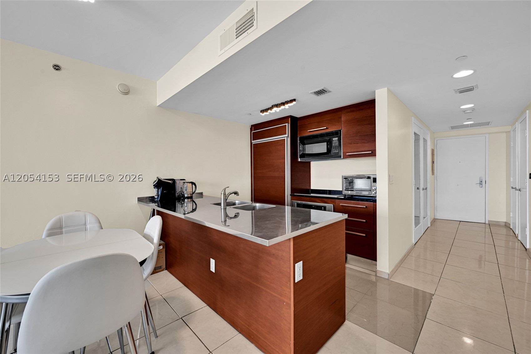 BEACH CLUB CONDO - Residential Lease