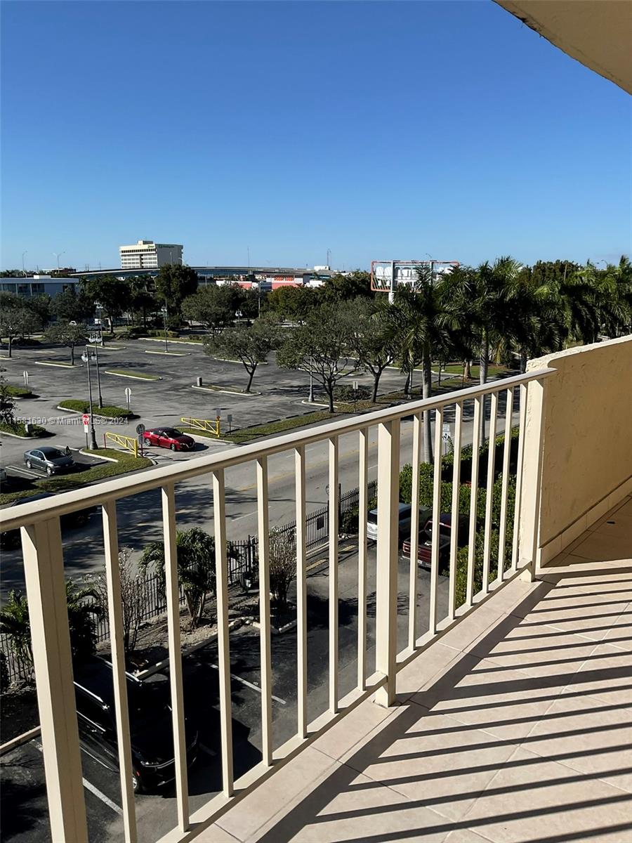 PLAZA OF WESTLAND CONDO - Residential