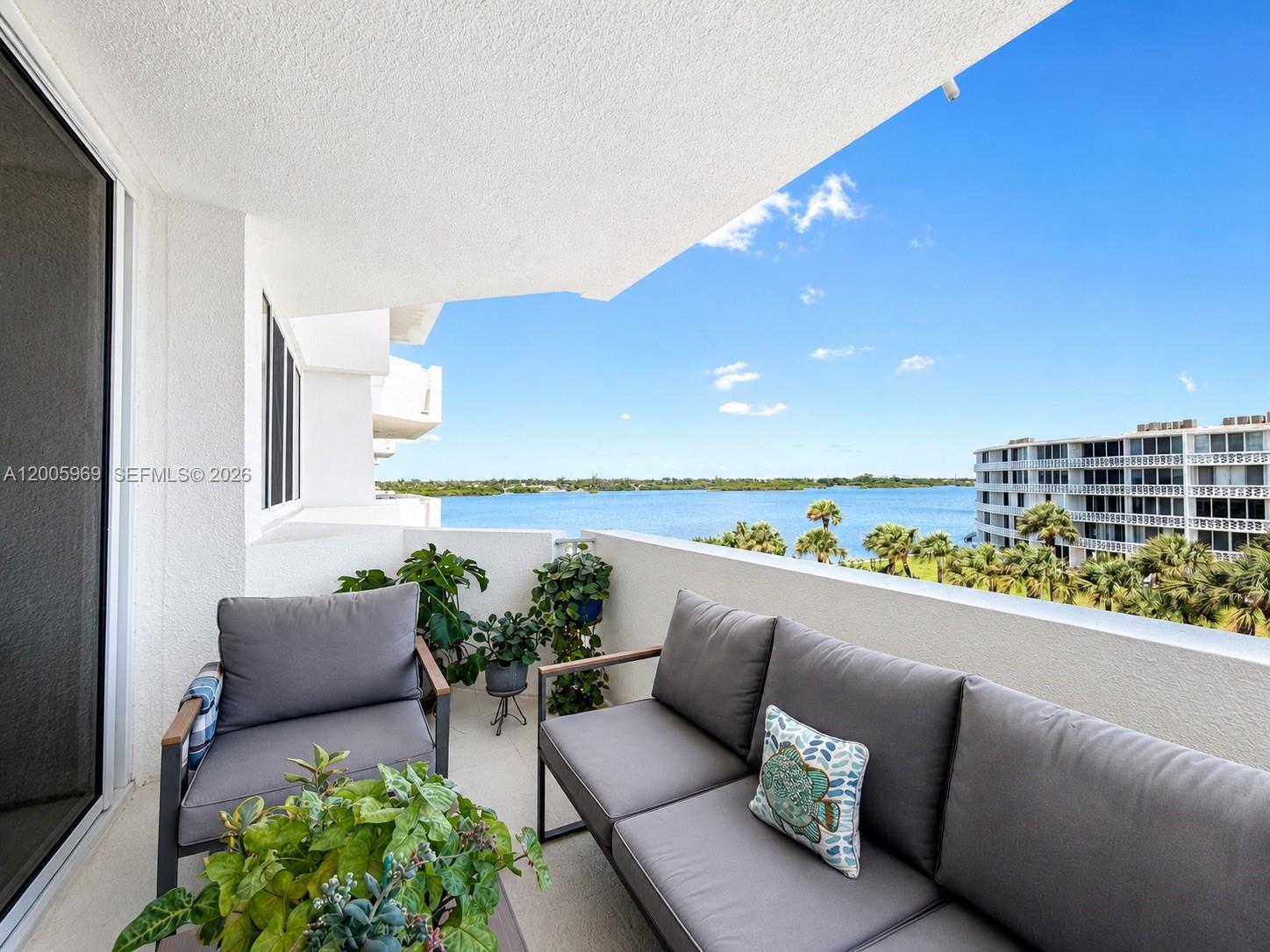 CARLYLE HOUSE CONDO - Residential